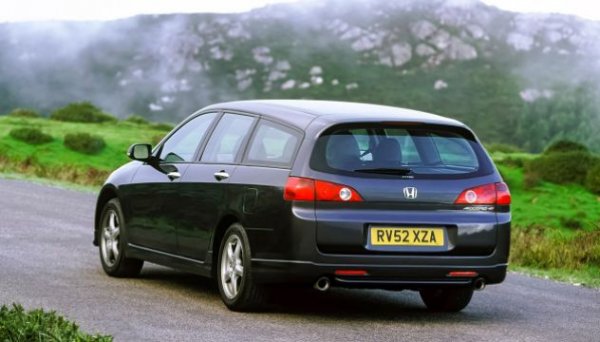 Едно от редките комбита на пазара, но Accord е модел с отлична репутация, като това се дължи на надеждните му агрегати, така че не бива да бъде отхвърлян с лека ръка. Лошото е, че за тази сума трудно ще се намери автомобил с пробег от под 200 000 км (реални), но пък при повече късмет той ще изкара още толкова.

Оптималното предложение е варианта с 2,4-литров бензинов атмосферен двигател, който се съчетава както с автоматична скоростна кутия, така и с автомат. Другата възможност е с 2,2-литров дизел, който се предлага в два варианта на мощност и също е много здрав.