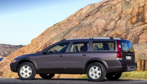 В случая става дума за първото поколение на скандинавския модел, което означава, че автомобилът ще бъда на минимум 13 години, но пък ще предлага система за задвижване на четирите колела и пътен просвет от 210 мм. А това е уникално съчетание за комби, така че не бива да бъде лесно пренебрегвано.

Тук основният проблем отново е големият пробег, който със сигурност ще надхвърля 200 000 км. Това е автомобил, удобен за всякакви услови, така че той ще бъде каран, което води до износването на основни агрегати и най-вече на окачването. Затова и то трябва да бъде проверено преди покупка.

Що се касае до двигателите, бензиновият 2,4-литров мотор е добро предложение, но имайте предвид, че разходът му е сериозен. Затова е по-добре да бъде избран вариант с 5-цилиндровия дизел с обем 2,4 литра, който е по-икономичен.