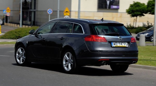 Първото поколение на модела излезе още през 2008 година и се задържа доста време на пазара, така че то е доста разпространено при автомобилите втора употреба. Моделът е разработка на General Motors, като предлага широк избор от двигатели и скоростни кутии.

Преобладават предложения с 2,0-литров дизел или с 1,6-литров мотор, като те се съчетават както с механична, така и с автоматична скоростни кутия. И двата варианта са сравнително добри, въпреки че при дизела има оплаквания от маслената помпа.

Трябва също така да се отбележи, че дори комби-версията на Insignia не е толкова широка отвътре. Някои собственици имат сериозни претенции и към шумоизолацията на модела, което се отнася предимно за дизеловите варианти.