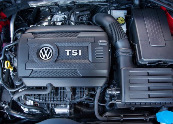 Бензиновите турбо двигатели от серията EA888 1.8 и 2.0 литра (мощност от 150 до 220 к.с.) се използват широко във Volkswagen, Skoda и Audi. Най-често се срещат на Tiguan и Octavia.

Проблемът е в много тънките бутални пръстени и малките дренажни отвори, поради което смазката започва да гори в цилиндрите. В някои случаи разходът достига 1 литър на 1000 км още при малък пробег. Модернизациите частично подобриха ситуацията, но проблемът не беше напълно решен.