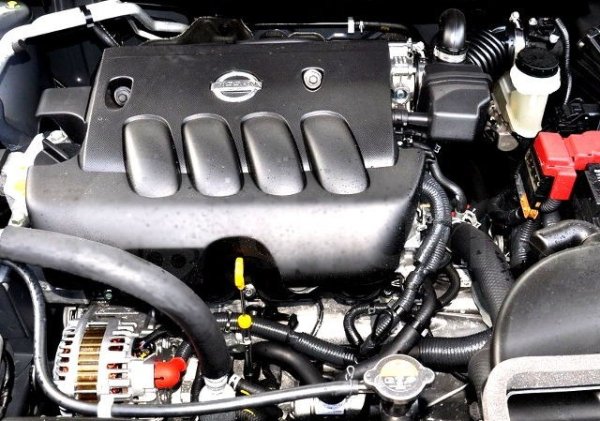 Японският 2.0-литров двигател е инсталиран на Qashqai и X-Trail от първите поколения. Надеждността обикновено не е лоша, но след 200 000 км. км, много собственици започват да отбелязват разхода на смазка - около 1 литър на 5 000 км.

Двигателите от 2007&ndash;2008 се считат за особено проблематични. След 2014 дизайнът беше леко актуализиран и маслената горене стана по-слабо изразено, но не изчезна напълно.