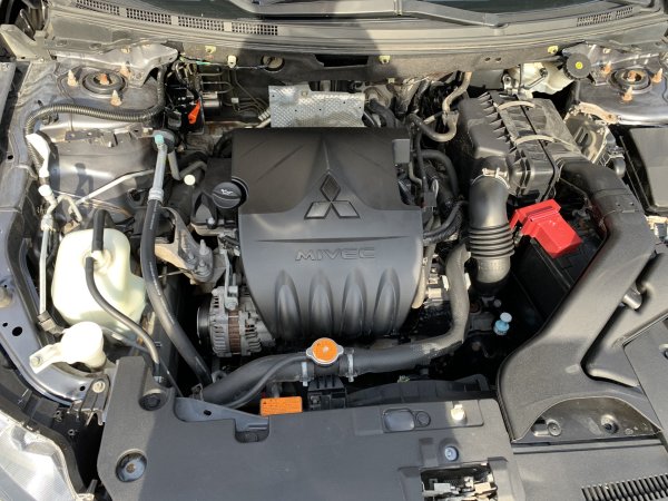 Прост 1,5-литров двигател, инсталиран главно на Mitsubishi Lancer X. Въпреки липсата на турбина и сложни технологии, той започва активно да консумира масло след 100 000 км и с течение на времето проблемът само се влошава.

Смазката изчезва не само в цилиндрите, но и през предното уплътнение на коляновия вал, което принуждава собствениците постоянно да следят нивото и да добавят течно