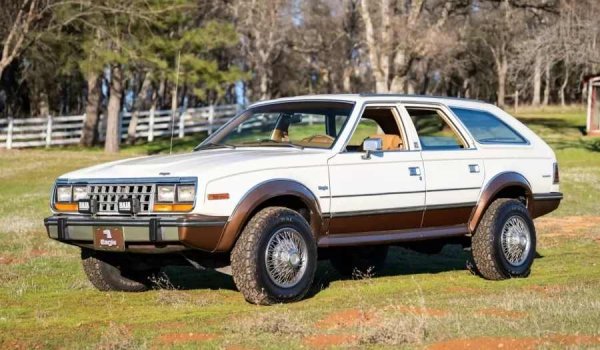 Днес по-големите комбита и хечбеци, базирани на платформи за леки автомобили, са известни като кросоувъри, и, както знаете, са изключително популярни. Запитвали ли сте се някога откъде започва всичко?

Повечето автомобилни историци се обединяват около мнението, че първият сериен автомобил, който може да се счита за кросоувър, е AMC Eagle, произвеждан от 1980 до 1988 г.
