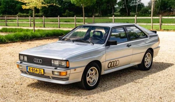 Докато AMC Eagle прави фурор в САЩ, отвъд Тихия океан европейските автомобилни фенове са пленени от задвижването на всички колела на Audi Quattro. Този вече емблематичен модел първоначално е проектиран като рали автомобил, а легендата разказва, че инженерният екип, работещ по проекта, е вдъхновен от британския Jensen FF.
