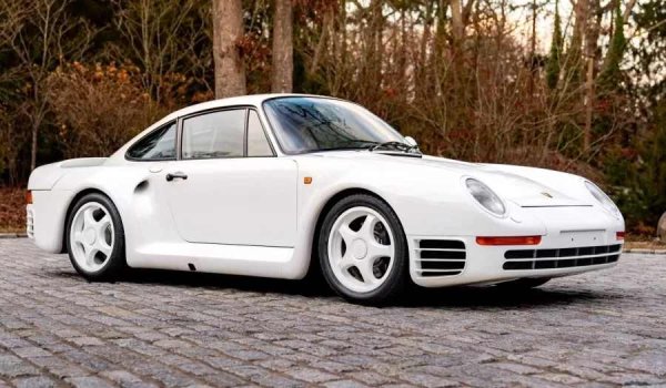 Porsche е друг легендарен автомобилен производител, който днес оборудва повечето си модели със задвижване на всички колела, въпреки че това не е така в ранните му години. 356 и неговият наследник, 911, са класически спортни автомобили със задно задвижване, а 911 остава такъв до 80-те години на миналия век.

Подобно на Audi, компанията решава да опита силите си в ралитата и разработва модифицирана версия на 911 със система за задвижване на всички колела, която по-късно се развива в усъвършенстваната трансмисия PSK (Porsche-Steuer Kupplung).
