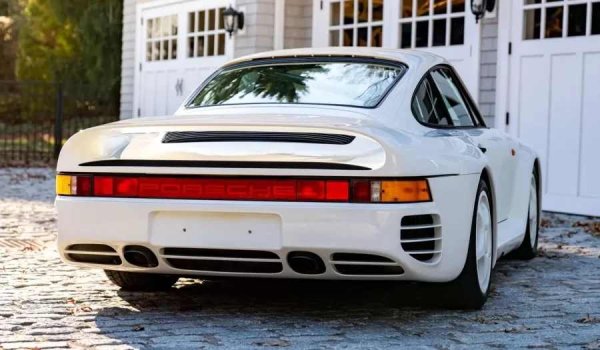 Тази модифицирана версия на 911 печели рали Париж-Дакар през 1984 г. и по-късно еволюира в легендарния 959, който дебютира през 1986 г. като специален хомологационен екземпляр. Това позволява на новия, силно преработен автомобил, базиран на 911, да участва в състезанията от Група B.

Оборудван с PSK и 6-цилиндров боксерен двигател с два турбокомпресора, произвеждащ до 508 к.с. (във версията 959 S), Porsche 959 е първият пълноценен суперавтомобил със задвижване на всички колела. Произвеждан от 1986 до 1993 г., той остава един от най-значимите модели на компанията и един от най-емблематичните автомобили в историята.
