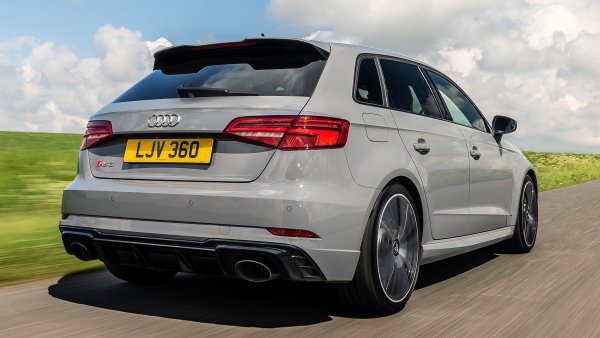 Освен, че е много бърз - вдига 100 км/ч от място за 4,1 секунди, хот-хечът е и сравнително удобен, като това важи за хората на предните седалки. Задните обаче предлагат ограничено място.