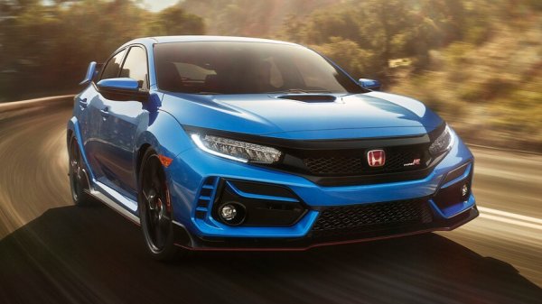 Последната версия на Civic Type R е по-впечатляваща от всякога, като това се дължи и на факта, че е много практична. Тя разполага със същите две задни седалки като на стандартния модел. На подходящ път обаче Civic Type R може да засрами повечето спортни автомобили.