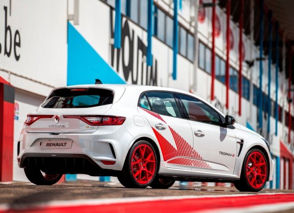 Динамичните характеристиките на модела също са впечатляващи - ускорение от 0 до 100 км/ч за 5,6 секунди. Топ-версията на хечбека е и доста скъпа, като с пълно оборудване цената е над 52 000 евро.