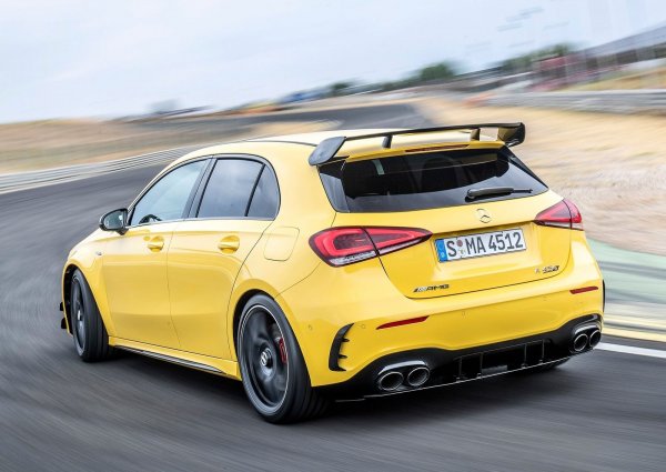 Задвижването на хечбека става с 4-цилиндров двигател, който произвежда 421 конски сили. Той е комбиниран със 7-степенна автоматична скоростна кутия и система за задвижване на четирите колела. Благодарение на системата за управление на стартирането, ускорението от 0 до 100 км/ч става за 4,2 секунди. И всичко това струва поне 56 000 евро.