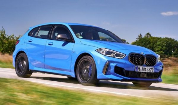 Към момента BMW M135i е най-горещият хечбек в гамата на баварския производител. Моделът с 5 врати предлага впечатляващо оборудване, благодарение на което този автомобил е удобен за всекидневна употреба. Силата му обаче е под капака, където е поставен най-мощният двигател с 4 цилиндъра, предлаган от BMW.