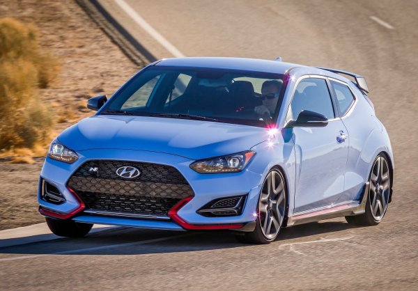 Инженерите на Hyundai се фокусират върху производителността и това прави Veloster N много забавен за шофиране автомобил. Външният му вид продължава да се струва странен на мнозина, но пък технически му характеристики са неоспорими.