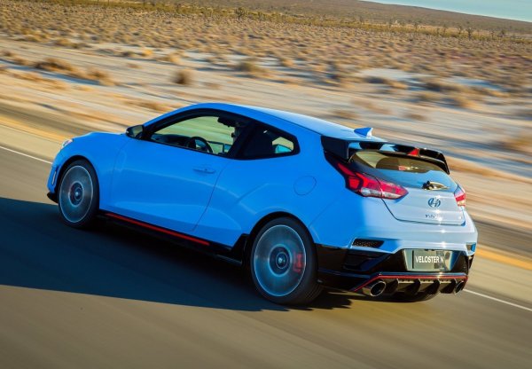 Двигателят на корейския модел е 2,0-литров с мощност 275 конски сили, който е съчетан с новата 8-степенна автоматична скоростна кутия на Hyundai - N DCT. Това е най-мощната и най-агресивната версия на Veloster Hatchback, като ускорението от 0 до 100 км/ч при нея отнема 5,6 секунди.