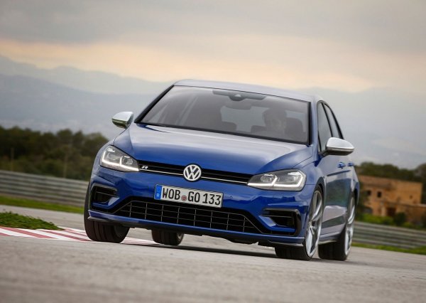 Volkswagen Golf R е сред най-популярните модели от този клас, като основното му предимство пред повечето конкуренти е, че той е много мощен и същевременно практичен. Системата Haldex е свързана с 2,0-литров бензинов турбомотор с 300 конски сили, който позволява ускорение от 0 до 100 км/ч за 4,8 секунди.