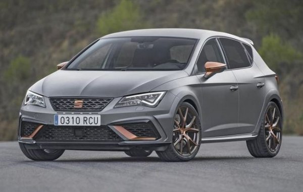SEAT Leon Cupra R е идеалният пример за това, какво представлява един хот-хеч. Той има под капака същия двигател с с 300 конски сили, на който разчита и VW Golf R. Техническите и динамичните характеристики са същите, но пък испанският модел е по-евтин от германския си брат.