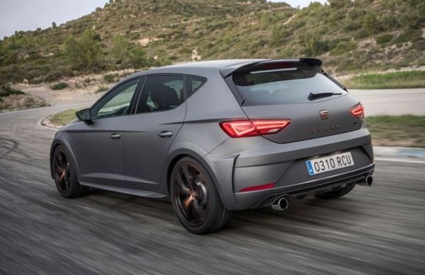 Ако на някой тези 300 конски сили под капака не му стигат, може да се обърне към ателието ABT, което предлага допълнителен пакет за хечбека. С негова помощ мощността на Leon Cupra R ST може да достигне 370 конски сили.