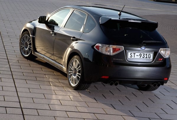 Тази версия има 6-степенна механична скоростна кутия, която е съчетана с 2,5-литров бензинов турбодвигател тип "боксер" с мощност 305 конски сили. Това позволява ускорение от 0 до 100 км/ч за 5,2 секунди.
