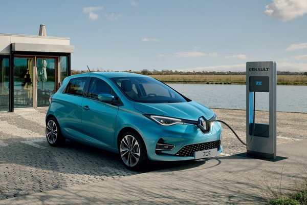 Както и другите електромобили, малкият французин е с нулеви вредни емисии и затова името му се разшифрова лесно - Zero Emissions. На гръцки език обаче ZOE се превежда като "живот", което предизвика скандал преди премиерата на автомобила. Някои хора поискаха името да се смени, защото "Zoe се развали" звучи доста двусмислено.
