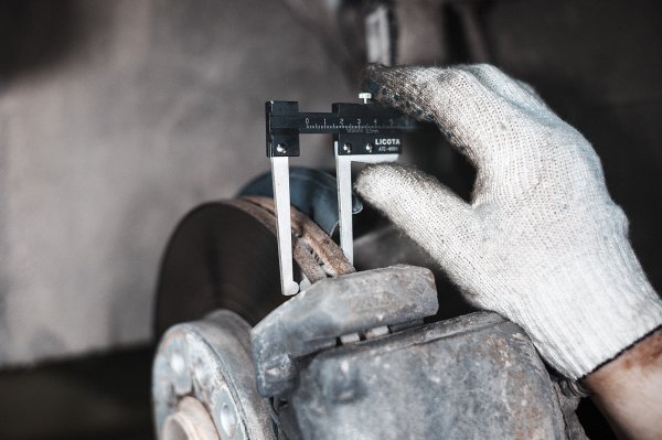 - Проверете историята на частта: участие в инциденти, пробег, причина за смяна.

- Потърсете признаци на корозия, деформация, течове.

- Купувайте от проверени продавачи с гаранция.

- Използвайте електронни тестери и дебеломери (напр. за спирачни дискове).