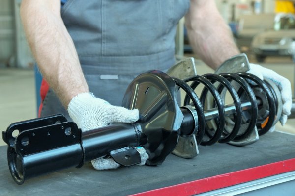 - Амортисьори, шарнири, сайлентблокове.

Тези части се износват поради пробег и натоварвания. Дори и да нямат корозия, вътрешното износване намалява управлението и комфорта.