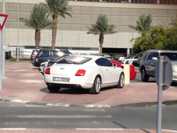 Паркингът пред Американския университет в Дубай