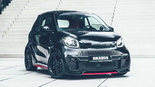 Малкият Smart не попада веднага в полезрението на Brabus, а едва 5 години след появата си на бял свят. Първата версия излиза през 2003 година, а най-свежата се нарича Brabus 92R и беше представена през миналия март. Тя е принципно нова за фирмата, тъй като в нейната основа е електрическият ситикар.

Мощността на мотора е увеличена от 82 до 92 к.с., което намалява времето за ускорение от 0 до 100 км/ч за 10,9 секунди. Това се осигурява негативно на пробега – той вече не е 150, а 125 км. Максималната скорост си остава непроменена – 130 км/ч.

Специалистите от Ботроп променят и външността, като добавят карбонови корпуси на огледалата, намаляват пътния просвет, слагат черни джанти и допълнителни елементи по каросерията. В салона вече има скъпа кожа и светещи прагове. Ще бъдат произведени 50 такива кабриолета, като всеки е 2 пъти по-скъп от оригинала.