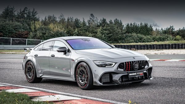 Серията Rocket излиза през 2006 година, като това са най-мощните машини в гамата на Brabus. Първата е Mercedes-Benz CLS (W219) с V12 двигател с обем 6,2 литра и мощност 730 к.с. Моторът е изграден на базата на 5,5-литровия агрегат М275. Времето за ускорение от 0 до 100 км/ч отнема 3,2 секунди, а максималната скорост е близо 370 км/ч.

През 2015 година на основата на двигателя M279 със същия обем Brabus прави нов V12, който вече има 800 к.с. С него обаче тежкият Mercedes-AMG S 65 се оказва дори по-бавен от оригинала – 3,7 секунди от 0 до 100 км/ч и максимална скорост 350 км/ч.

На върха на гамата се разполага Brabus Rocket 900 One Of Ten. Както личи от името, от този модел са произведени само 10 бройки. Под доработената външност на Mercedes-AMG GT 63 S 4Matic+ са се скрили 900 коня. Моторът обаче вече е 4,4-литров V8, като се е наложило максималният въртящ момент от 1250 Нм да бъде ограничен на 1050 Нм. Телепортацията от място до 100 км/ч отнема 3,2 секунди.