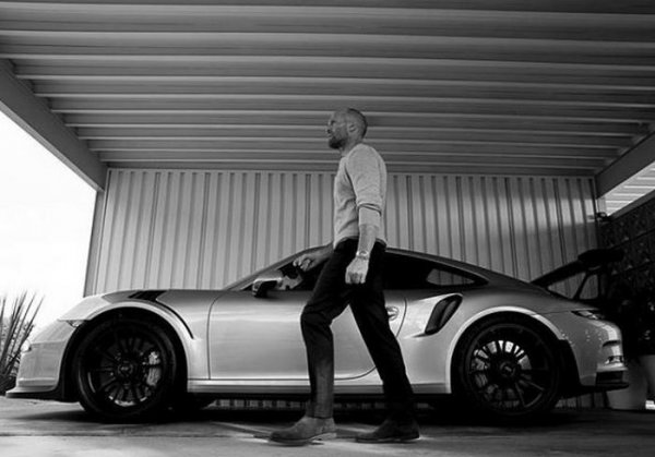 Този автомобил актьорът притежава от 2009 г. и често е бил хващан зад волана му от обективите на папараците по улиците на Лос Анджелис. Днес това е един от най-добрите немски автомобили. Според някои сведения Стейтъм е инвестирал доста пари, за да го тунингова.