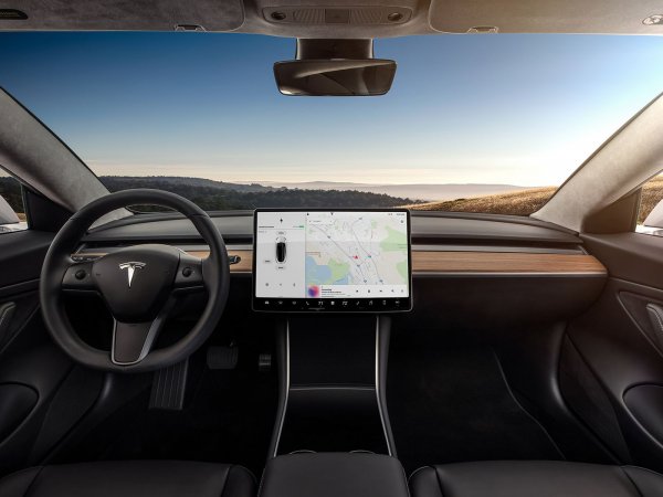 Tesla решиха да продължат със собствените си решения, по начина по който само те ги виждат. За по-достъпния Model 3, екранът бе с намален до 15,4 инча диагонал и този път бе завъртян на 90 градуса. Но бе доста по-мощен от този в ранните Model S и дори предлагаше функциите на инструменталния панел (който, между другото, изчезна от таблото).

Макар подобно решение да се струва доста спорно на специалистите, повечето клиенти очевидно бяха доста очаровани от вграденото караоке, аркадните игри и всякакви други забавления, за да им пука изобщо&hellip; Дори 4 години след дебюта на Model 3, това си остава един от най-впечатляващите тъчскрийн интерфейси.
