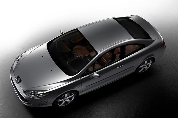 407 Coupé от птичи поглед - прави впечатление огромното предно стъкло.