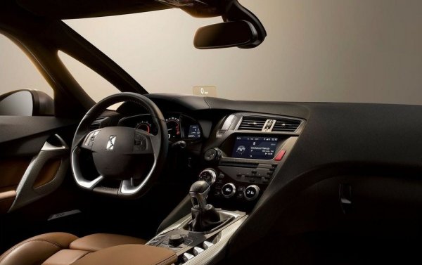 При турбоагрегата по това време вече може да са настъпили необратими и фатални изменения. Атмосферният 1.6 е в състояние да изкара до 250,000, но пак ще изисква периодични поправки, а и го има само в комбинация с ръчни скорости. Турбо-версията ползва 6-степенен хидротрансформаторен автомат от Aisin, който има далеч по-голям ресурс от самия мотор. 
Вече сте се досетили, че по-разумният избор тук е дизелът - 1.6 или 2.0 HDI, при който главният проблем е чувствителността към качеството на горивото (проблем поне в България). 
Във всяко друго отношение обаче DS4 е чудесна кола - управляема, комфортна, със здраво окачване и отлична защита от корозия. 
