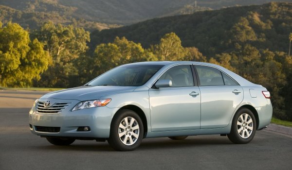 Поколението XV40 Camry започва да се произвежда в САЩ през февруари 2006 година, а последната партида от този модел слиза от конвейера 5 години по-късно. Подобно на всички поколение на Camry, и това би трябвало да се счита за много надеждно, но именно то се оказва голямото изключение.

Автомобилите от моделна година 2007 има много и различни проблеми, заради което Toyota пада от първо на пето място в годишното проучване на надеждността на организацията Consumer Reports.