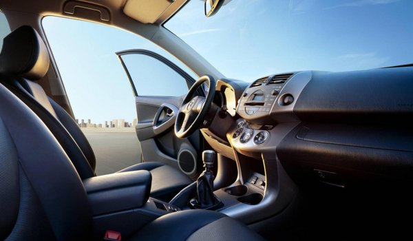 Основният си остава 3,5-литровият V6, който се поставяше и на Camry и съответно се прочу с големия си разход на масло. При RAV4 бяха открити и дефектни компоненти на кормилния механизъм, които, освен всичко друго, водеха и до издаването на досадни шумове при завъртане на волана.

