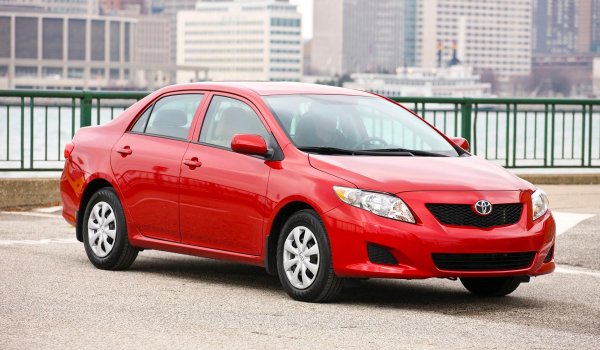 Най-продаваният модел в историята на японския производител също има тъмни страници в своята история. Популярността на Corolla се дължи именно на надеждността на всяко едно поколение - с изключение на десетото, което се произвежда от 2007 на 2013 година.

Най-проблемни се оказаха автомобилите от 2009 година, при които се отчиташе прекомерен разход на масло. Този път "виновникът" обаче не беше V6 двигателят, а 4-цилиндровият 1.8 2ZR-FE.