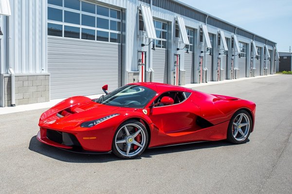 Двигателят F140 е истинско произведение на изкуството. 6,3-литровият V12 с мощност 789 к.с. работи в комбинация със система KERS със 161 к.с. Сумарната мощност от 963 к.с. прави LaFerrari най-бързото Ferrari (не включваме състезателните коли) в историята. Ускорението от 0 до 100 км/ч отнема 2,4 секунди, а максималната скорост е 250 км/ч. Супеколата е със задно предаване, което я превръща в сериозно предизвикателства за нейния шофьор.
