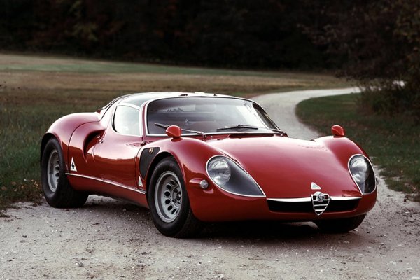 Един от най-красивите автомобили в историята е и един от най-високо оборотните. Под капака на 33 Stradale се поставя 2,0-литров V8 с двоен разпределителен вал, поставен отгоре. Той предлага 230 к.с. и позволява развиване на максимална скорост от 260 км/ч. През периода 1967-1969 г. са произведени едва 18 бройки и затова цената на автомобила в наши дни може да надхвърли 10 млн. долара.
