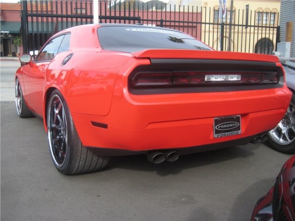 Доработен Dodge Challenger с колела Forgiato
