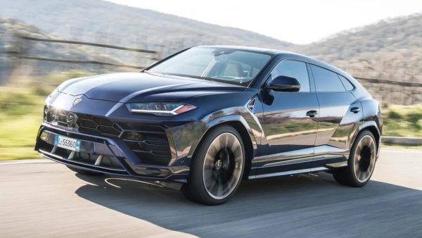 Ускорение 0-100 км/ч: 3.6 секунди
Максимална скорост: 306 км/ч
 
Да, на теория тази кола е на същата платформа и дори се прави в същия завод като Audi Q7 и дори като Volkswagen Touareg. Но тя успява да изпъкне сред събратята си по начин, по който само едно Lamborghini e способно. Цената е соленичка, разбира се, но в замяна получавате наистина добро офроуд поведение, фантастична динамика на асфалта и, естествено, емблема, която предизвиква чиста завист. Под капака е V8 с туин турбо, идентичен с този в 
Porsche Cayenne Turbo, но настроен за малко по-голяма мощност. 
