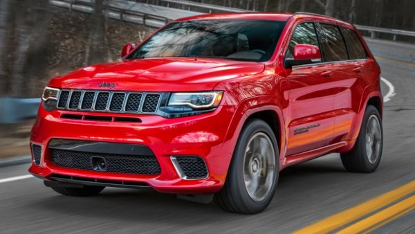 Ускорение 0-100 км/ч: 3.4 секунди
Максимална скорост: 305 км/ч

Чак не е за вярване, че тук, в компанията на BMW, Porsche и Lamborghini е попаднал и един Jeep. Но не какъв да е Jeep - Grand Cherokee Trackhawk може и да няма репутацията на конкурентите си, но има 707 коня и 881 нютонметра от зловещия си 6.2-литров Hemi V8. На практика същият двигател, който ще откриете и в Dodge Challenger Hellcat. 
