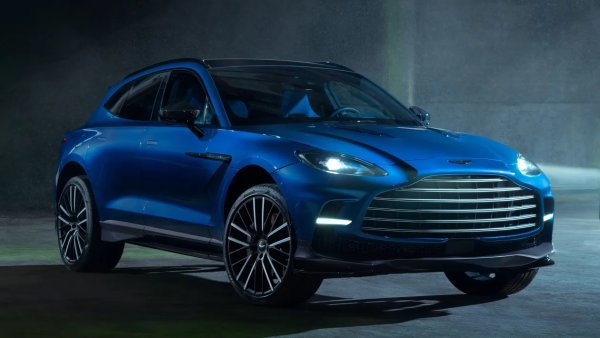 Ускорение 0-100 км/ч: 3.3 секунди
Максимална скорост: 310.6 км/ч

Aston Martin рекламира DBX707 като най-бързия луксозен SUV в света. Като ускорение DBX707 не е по-бърз от Cayenne Turbo GT, но пък развива с 10 км/ч по-висока максимална скорост, което му дава малък аванс. Четирилитровият V8 с туин турбо идва от Mercedes-AMG, но тук е напомпан до над 700 конски сили, и 900 Нм. Разбира се, авторекламата на Aston първо трябва да уточни какво разбира под "луксозен SUV". Защото, както ще видите от следващата снимка, има и по-бързи животни в джунглата. 
