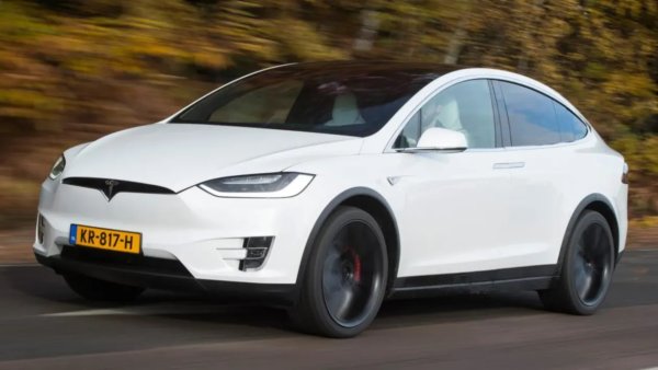 Ускорение 0-100 км/ч: 2.9 секунди
Максимална скорост: 262 км/ч

Бруталното ускорение на Model X е обект на огромен интерес в YouTube. Електрическият SUV отстъпва на Model S Plaid, но малко други машини на планетата могат да му се опънат в спринт от място. Разбира се, Model X е в състояние да постигне впечатляващото си ускорение един или два пъти, преди софтуерът да ограничи мощността, за да опази батерията и системата от прегряване. Но, повярвайте ни, и веднъж е достатъчно. 
