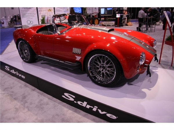 Джантите са доставени от Work и са съответно, 19 инчови - отпред и 20 инчови - отзад.