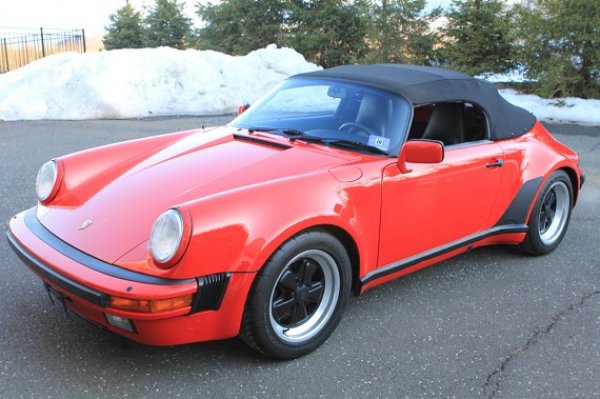 Спийдстърите на Porsche винаги са били сред най-скъпите версии на 911, защото са произведени в ограничен тираж, а освен това съчетават мощни двигатели с открит покрив. Прощалният Speedster (каросерия 930) е шаси от модификацията Turbo и 6-цилиндров 3,2-литров боксерен двигател (в американската версия развива 237 к.с.). Общо за САЩ са направени 819 бройки, а този червен с пробег от едва 66 км се продава за 225 000 долара.