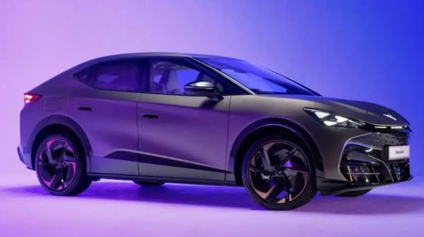 Десето място е за Cupra Tavascan - испански SUV, който е базиран на платформата MEB, същата като тази на Audi Q4 e-tron или ID.4. Той е дълъг 4,64 метра и ще се предлага в две версии - със задно задвижване или задвижване на всички колела, с мощност от 286 до 340 к.с. и въртящ момент съответно от 545 и 679. Батерията е с капацитет 77 кВт/ч.

От гледна точка на дизайна, това ще бъде крайъгълният камък на испанския производител досега със сложна и привличаща вниманието предна част, елегантен профил, но със значителни пропорции, и задна част, която предлага много наклонена рамка и поддържа идеята за хармония на формите.