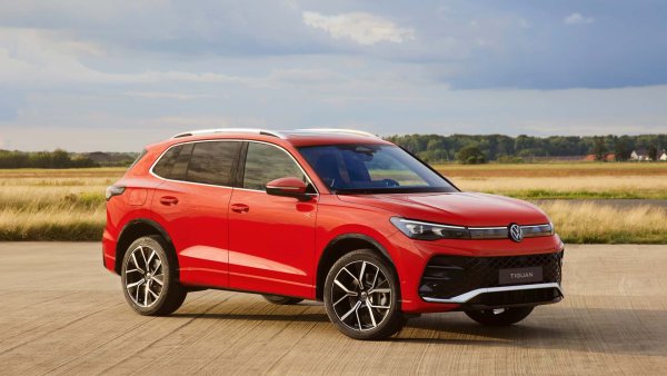 Списъкът продължава с Tiguan, който в момента е най-продаваният Volkswagen в света. Новото, трето поколение радикално променя дизайна и съдържанието благодарение на платформата MQB Evo, която донесе няколко сантиметра допълнителна дължина отвън, но също така и много допълнително пространство вътре за пътници и багаж.

Визията вече е по-зряла, колата е по-внушителна и мускулеста и е обновена в повечето си елементи. Същото важи и за развлеченията и технологиите, с по-големи екрани и нов софтуер за управление на всички функции. Новият Tiguan ще се предлага с бензин и дизел и ще бъде електрифициран с мека хибридна версия и най-вече plug-in вариант, който ще изминава 100 км само на ток.
