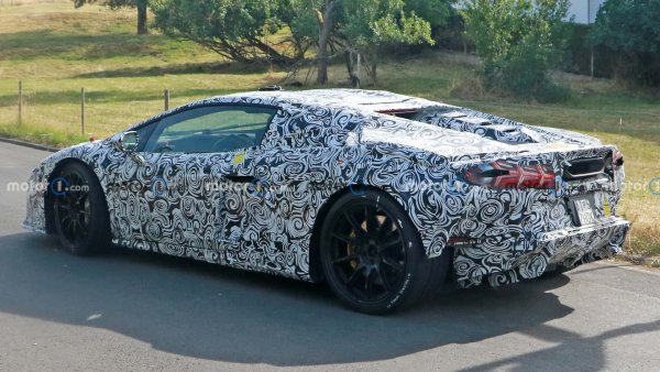 Един от очакваните с огромен интерес автомобили е наследникът на Lamborghini Huracan. Предизвикателството пред него е огромно, тъй като V10 двигателят изчезва, а мястото му ще бъде заето от V8 с двойно турбо, който се развърта до 10 000 об/мин. Моторът ще бъде част от хибридна система, която ще развива между 700 и 900 к.с.

Що се касае до стила на новата суперкола, тя вероятно ще получи някои елементи от Revuelto, включително шестоъгълните групи фарове, разположени непосредствено под фаровете и на капака, които са много тънки.