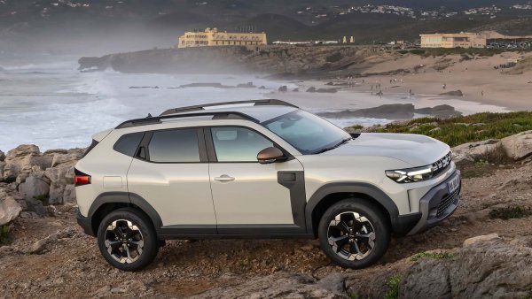 На едно от челните места попада Dacia Duster, чието ново поколение беше представено съвсем наскоро. Кросоувърът се е променил значително по отношение на дизайна, като е станал по-зрял и по-модерен, но остава верен на своите принципи - рационалност и почти никакви излишни украшения.

Отвън размерите са идентични, но вътре мястото е повече - както за пътниците, така и за багаж. Големите промени обаче са под капака, тъй като това е първият хибриден Duster. Той ще се предлага с мек хибриден двигател със 130 к.с., също със задвижване на четирите колела.