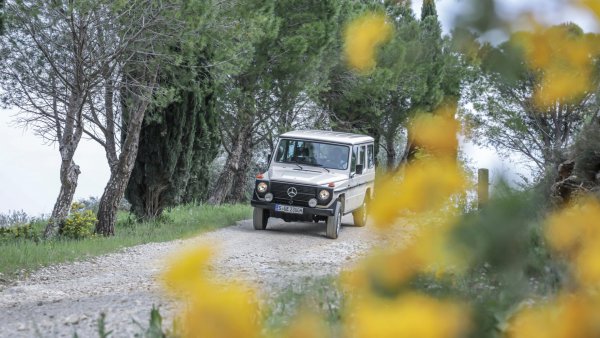 През 1990 се появява новата G-класа с означението 463, като в Mercedes правят сериозни промени по шасито, а всъдеходът получава спирачки със система против блокиране, постоянно задвижване 4х4 и три блокиращи диференциала.