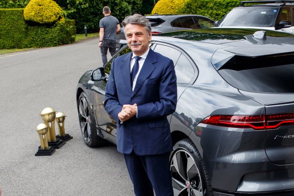 Ралф Шпет (на снимката) на свой ред ще се оттегли в пенсия – нещо, което той направи още през 2019 година, но заради кризата в компанията беше призован да се завърне, за да спасява положението. Като цяло, британският производител е в тежка ситуация, като не е изклочено концернът-майка – индиийската Tata Motor, скоро да започне да му търси нов купувач.