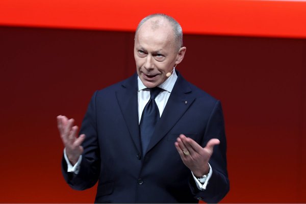 Това със сигурност е най-изненадващата промяна за годинато до момента. До октомври миналата година Тиери Болоре (на снимката) беше начело на Renault Group, но бе заменен с бившия шеф на Seat – Лука де Мео. Сега той сменя германеца Ралф Шпет като главен изпълнителен директор на групата Jaguar Land Rover, като ще трябва да се справи не само с ефектите от коронавируса, но и с множество други проблеми в компанията, "включително лошото качество на производството, забавеното въвеждане на електрическо задвижване и припокриващата се моделна гама.